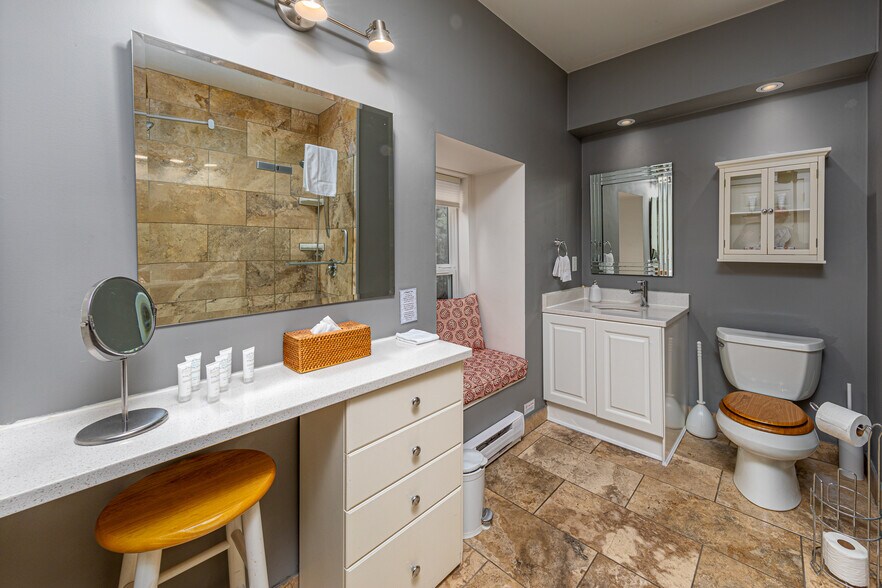 More Photos Of 8 Starr Pl, Kingston Hospitality For Sale