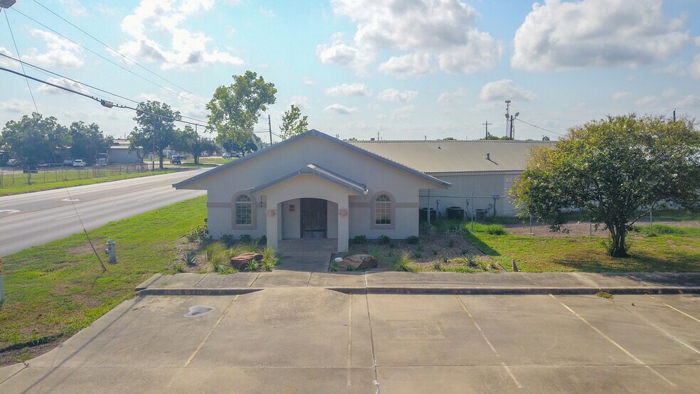 More Photos Of 2203 Port Lavaca Dr, Victoria Industrial For Sale