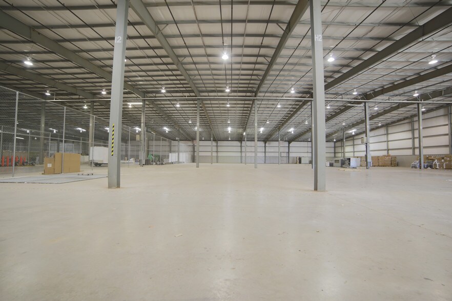 More Photos Of 8001 Mid America Blvd, Oklahoma City Distribution For Lease