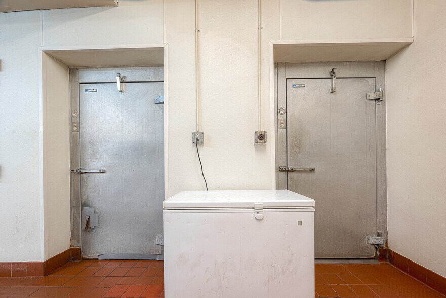 More Photos Of 1127 Marina Bay Dr, Kemah Restaurant For Sale
