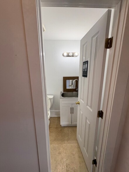 More Photos Of 3251 W Bay St, Savannah Light Manufacturing For Lease