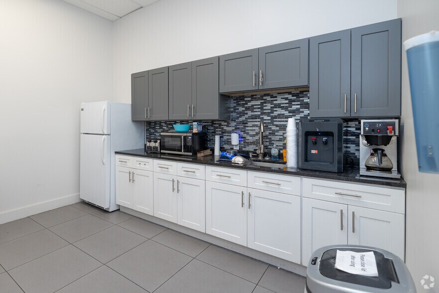 More Photos Of 8051 Bayberry Rd, Jacksonville Warehouse For Sale