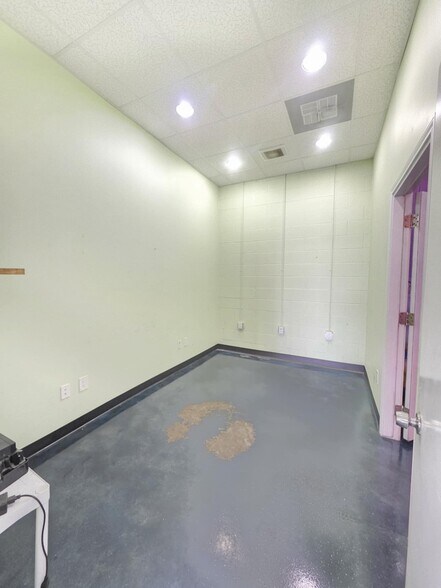 More Photos Of 8799 State Highway 35 N, Van Vleck Convenience Store For Sale