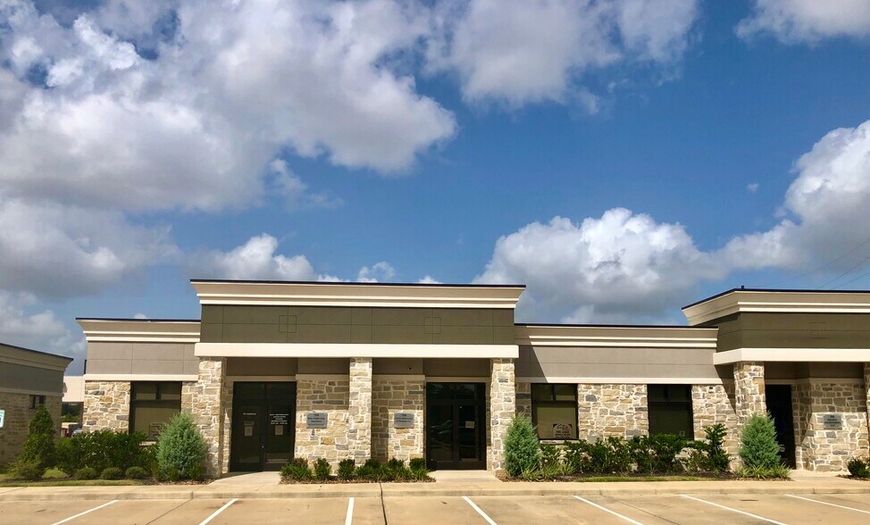 Primary Photo Of 633 E Fernhurst Dr, Katy Medical For Lease