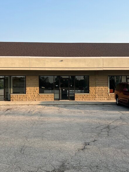 More Photos Of 1102-1200 Gratiot Blvd, Marysville Unknown For Lease