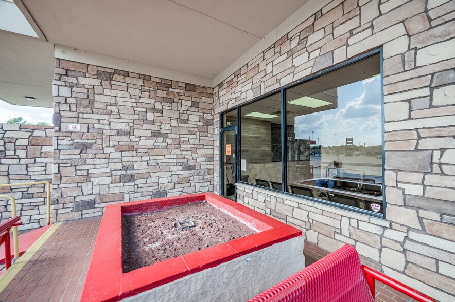 More Photos Of 309 S Timberland Dr, Lufkin Auto Repair For Sale