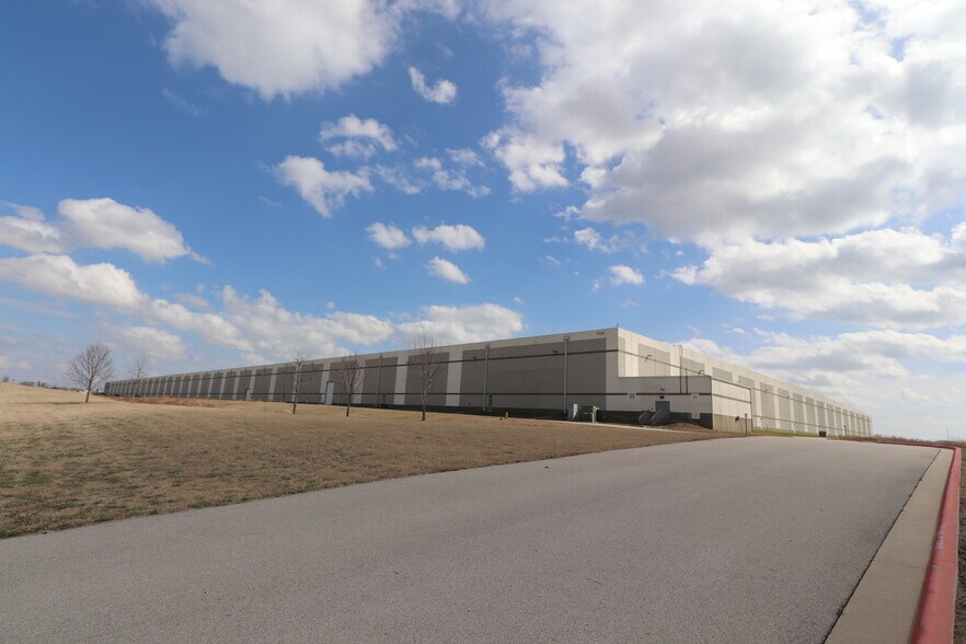 More Photos Of 7120 E 76th St N, Tulsa Distribution For Sale