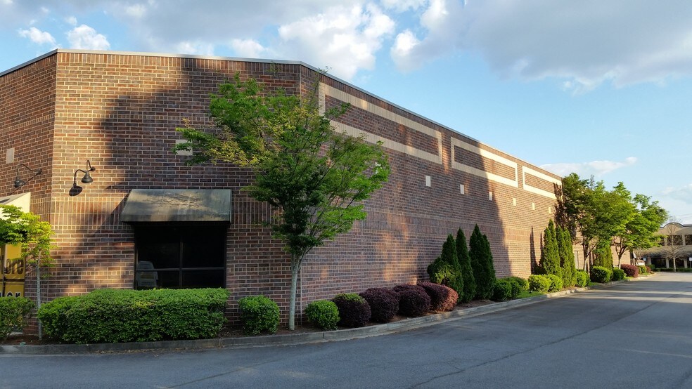 More Photos Of 1890 W Oak Pky, Marietta Showroom For Lease