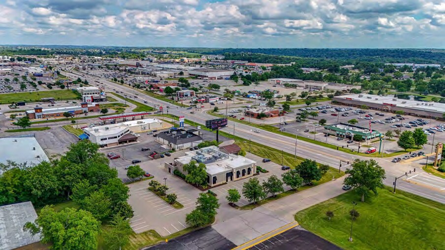 More Photos Of 320 Collins Rd NE, Cedar Rapids Restaurant For Lease