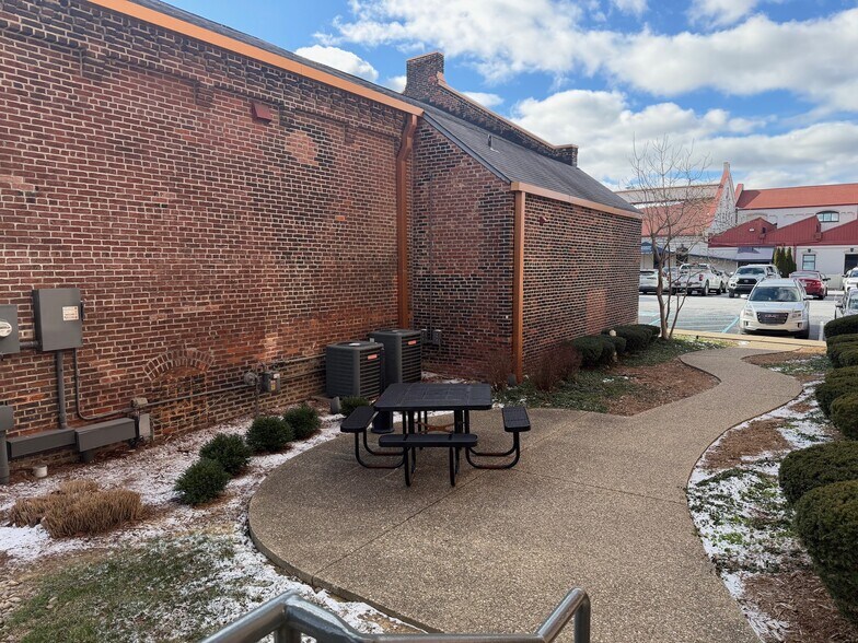 More Photos Of 290 Missouri Ave, Clarksville Office For Lease