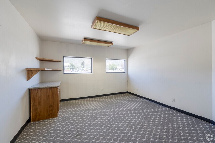 More Photos Of 2410 E Route 66, Flagstaff Storefront Retail Office For Lease