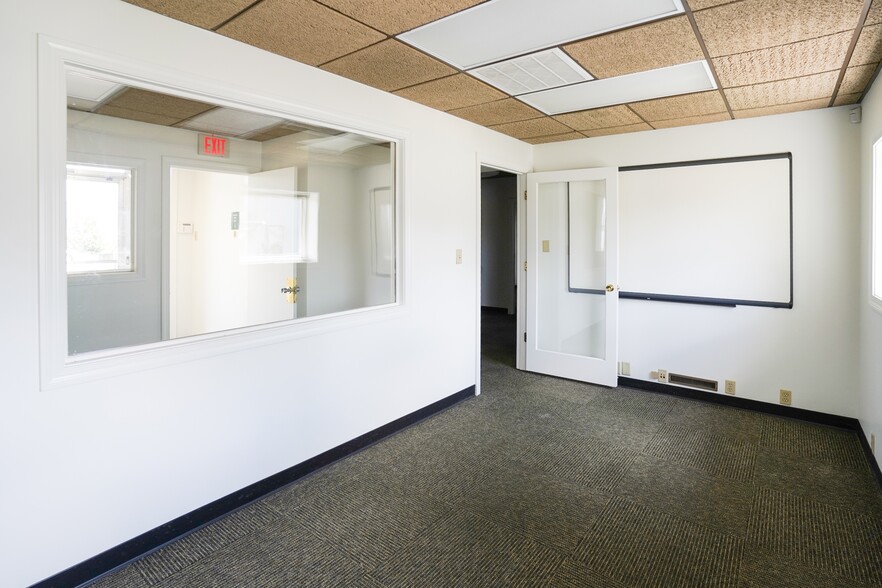 More Photos Of 2010 Lakeview Dr, Fort Wayne Warehouse For Lease