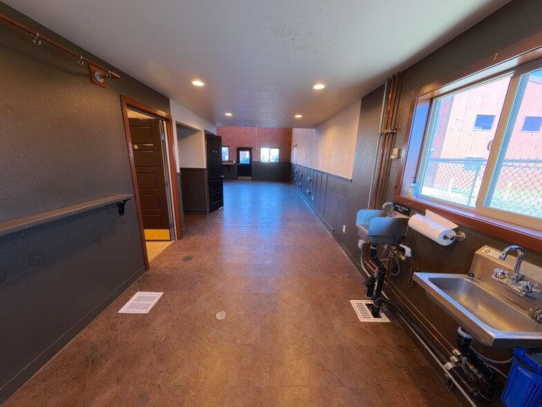More Photos Of 611 NE Jackpine Ct, Redmond Distribution For Lease