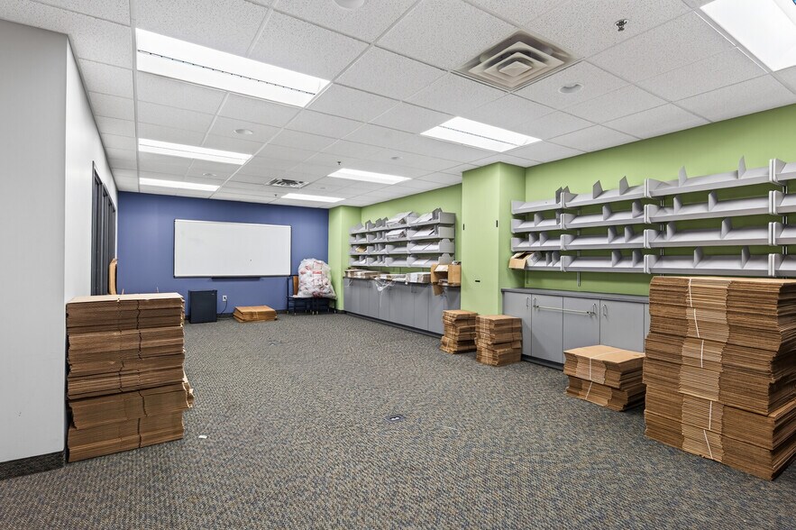More Photos Of 521-563 Phalen Blvd, Saint Paul Coworking Space
