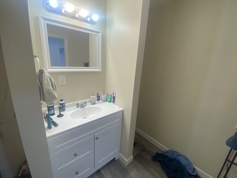 More Photos Of 1 Proactive Dr, New Florence Hotel For Sale