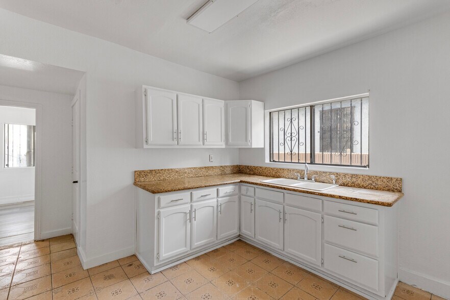 More Photos Of 605 N St Louis St, Los Angeles Apartments For Sale