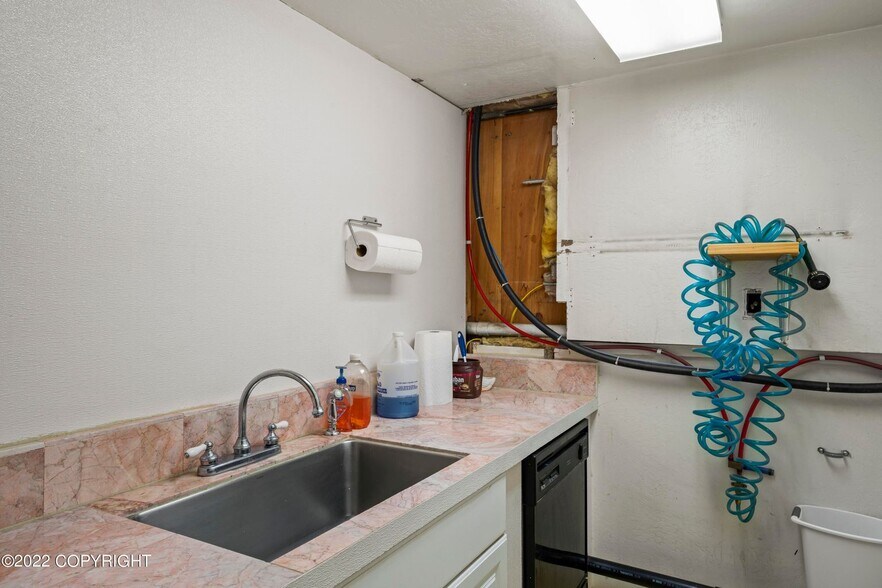 More Photos Of 36142 Pine St, Soldotna Light Manufacturing For Sale