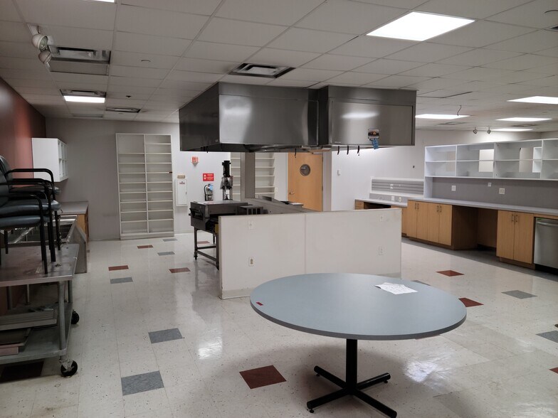 More Photos Of 2505 S Finley Rd, Lombard Office For Sale