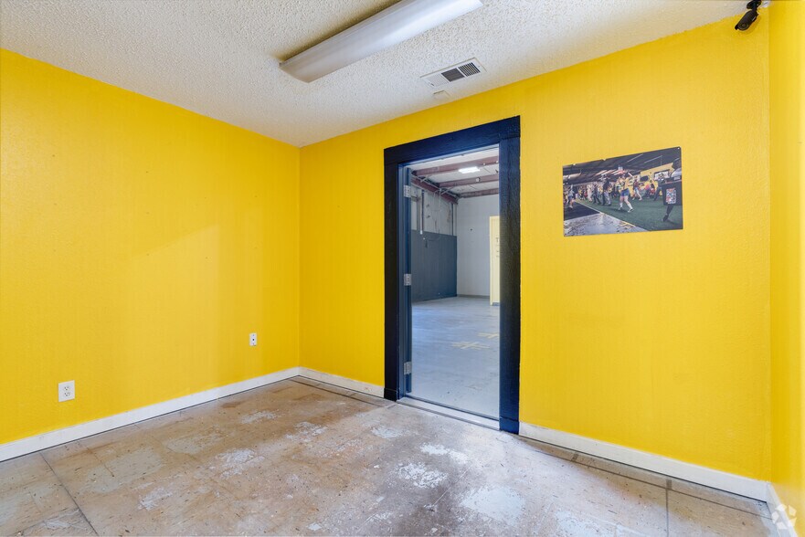 More Photos Of 2333-2337 Delante St, Haltom City Warehouse For Sale