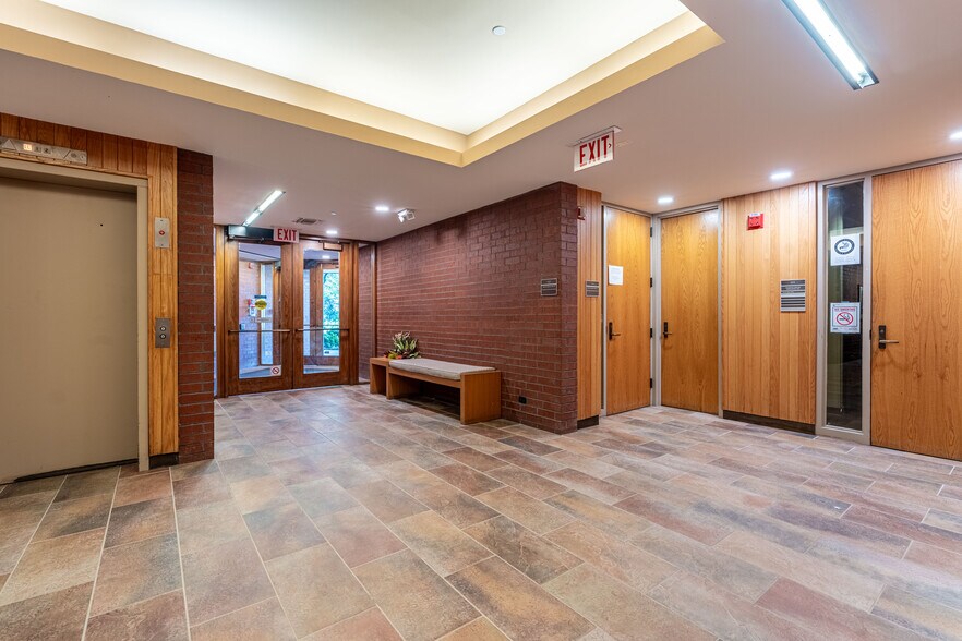 More Photos Of 950 N York Rd, Hinsdale Medical For Sale