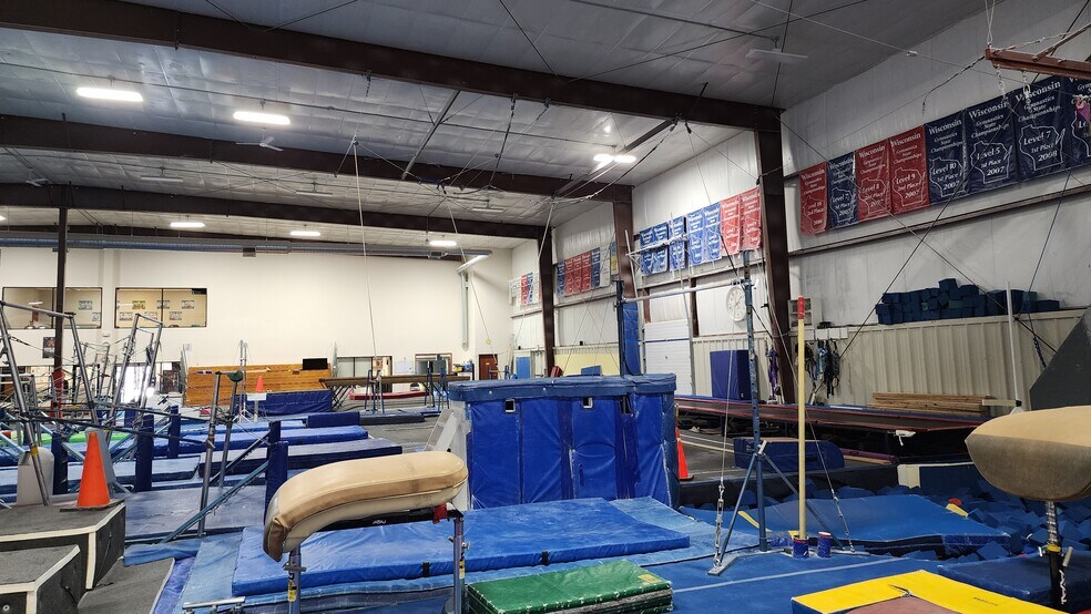 More Photos Of 2080 W 20th Ave, Oshkosh Flex For Sale