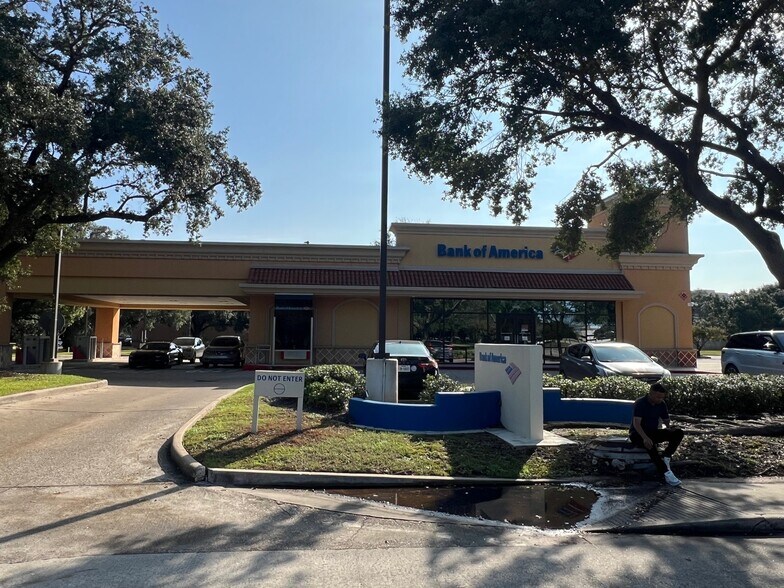More Photos Of 10101 Westheimer Rd, Houston Bank For Lease