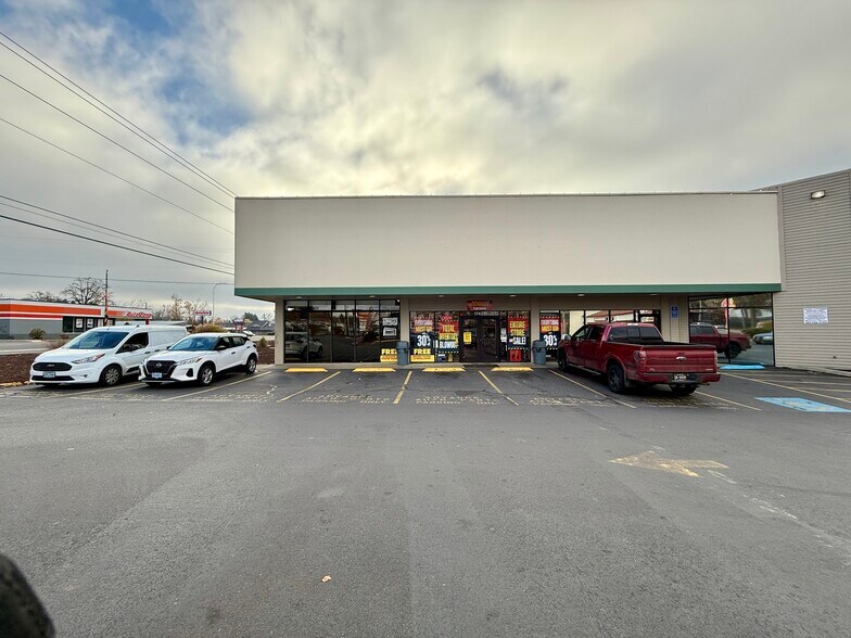 More Photos Of 17401 SE McLoughlin Blvd, Milwaukie Freestanding For Lease