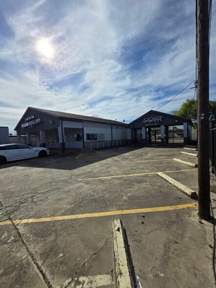 More Photos Of 14206 S Post Oak Rd, Houston General Retail For Sale