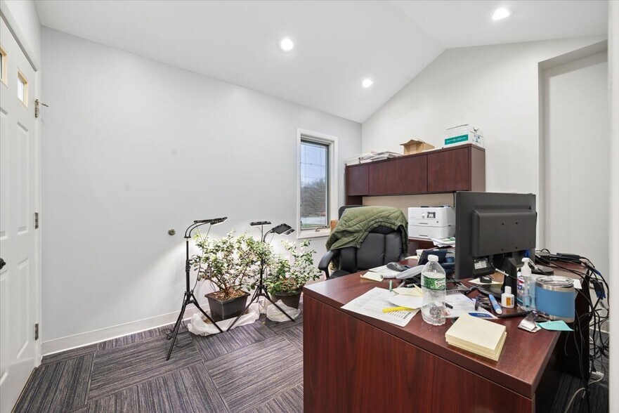 More Photos Of 762 US HIGHWAY 202/206, Bridgewater Medical For Lease