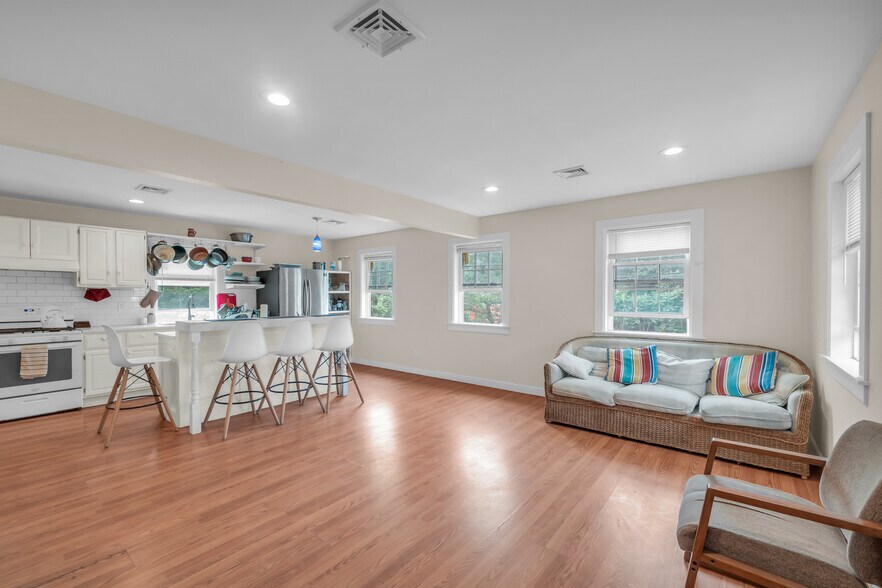 More Photos Of 715 Flanders Rd, Riverhead Office For Sale