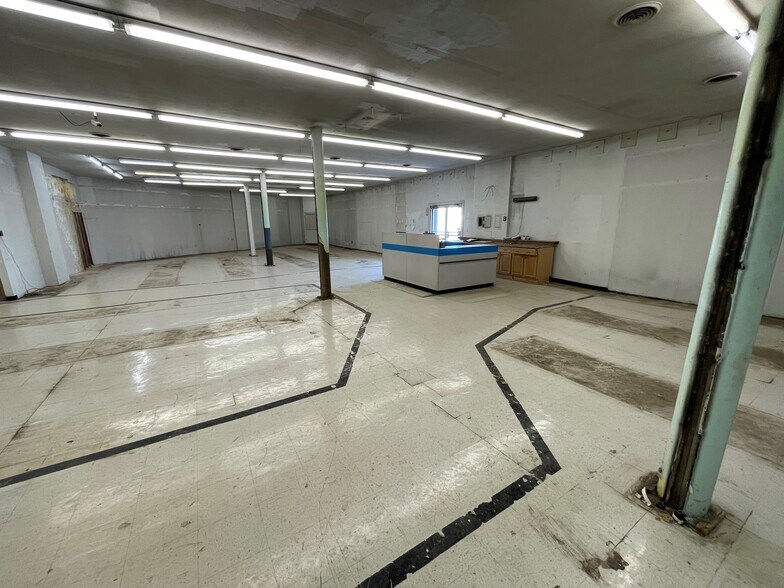 More Photos Of 130 W 3rd St, Waynesboro Light Distribution For Lease