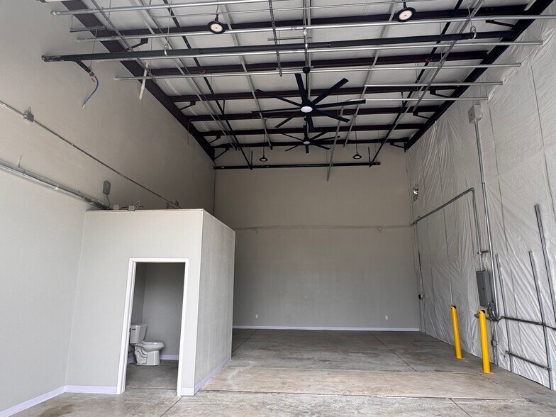 More Photos Of 5865 Houston St, San Antonio Distribution For Lease