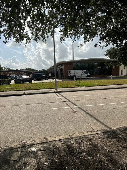 More Photos Of 2525 Westhollow Dr, Houston Auto Repair For Sale