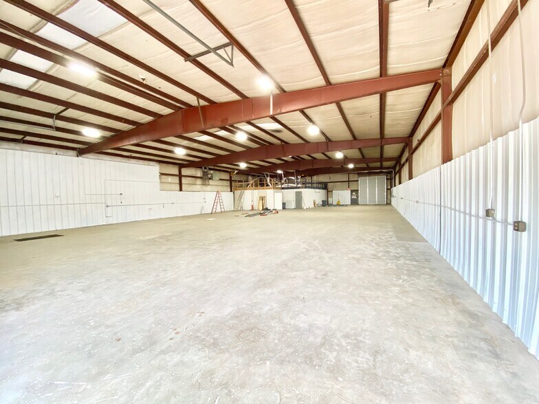 More Photos Of 8528 W Reno Ave, Oklahoma City Manufacturing For Lease