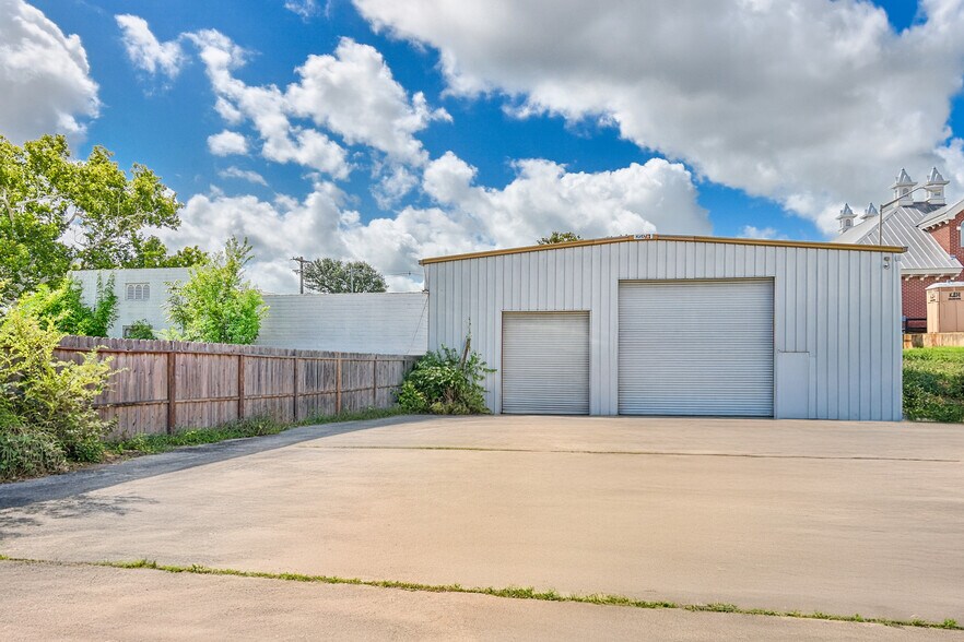 More Photos Of 307 E Alamo St, Brenham Auto Repair For Sale