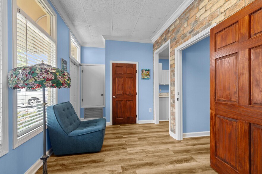 More Photos Of 913 Gulf Breeze Pky, Gulf Breeze Storefront Retail Office For Sale