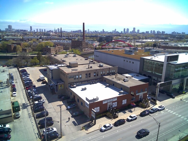 More Photos Of 2525 N Elston Ave, Chicago Showroom For Lease