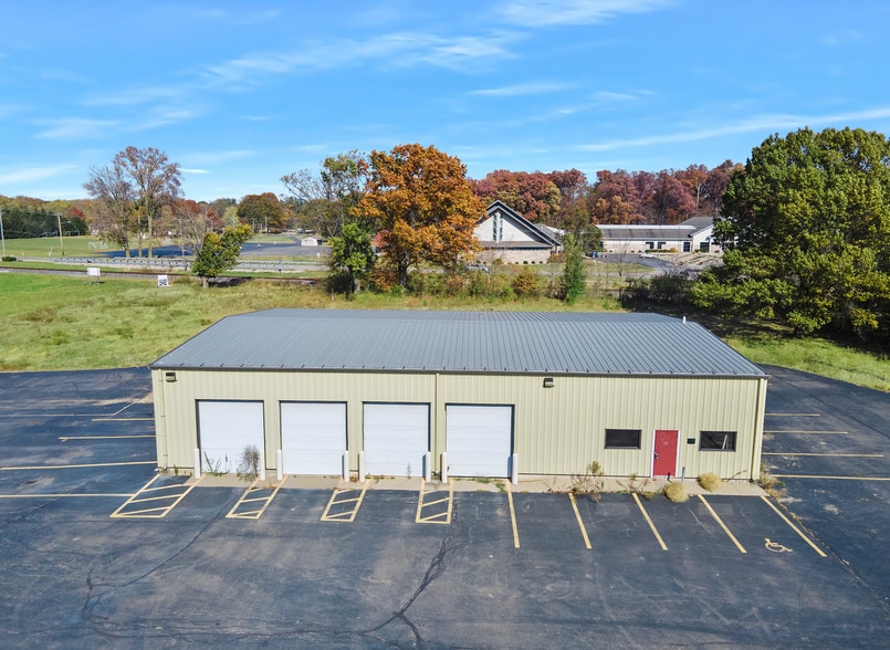 More Photos Of 802 Hickory St, Mahomet Warehouse For Lease