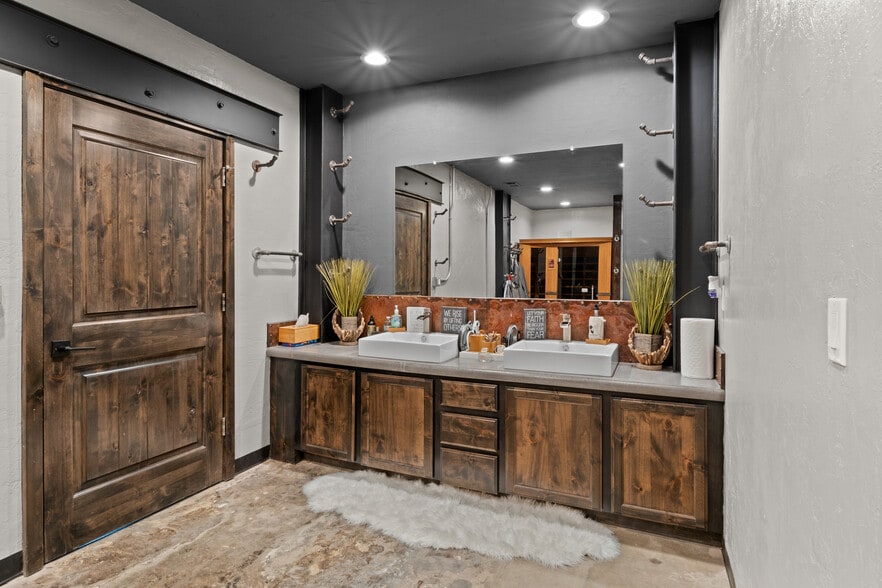 More Photos Of 514 Robertson Blvd, Chowchilla Storefront For Sale