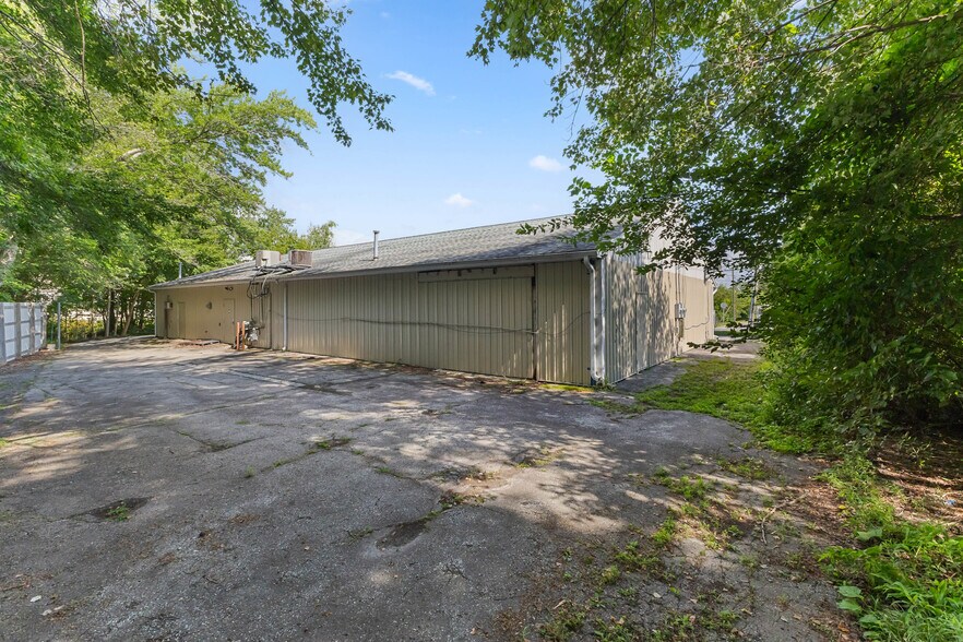 More Photos Of 184 W Main St, Dudley Freestanding For Sale