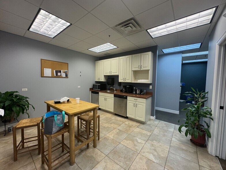 More Photos Of 3940 Porett Dr, Gurnee Manufacturing For Sale