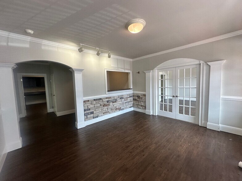 More Photos Of 327 Dahlonega St, Cumming Office For Lease