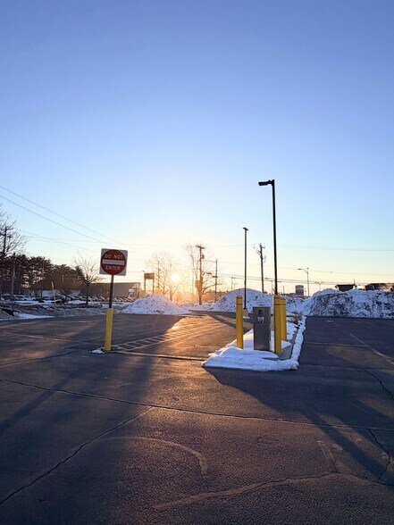 More Photos Of 1051 S Willow St, Manchester Bank For Lease