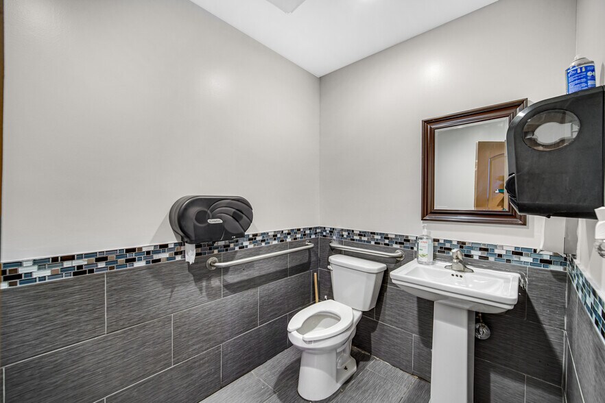 More Photos Of 5540 New Wilke Rd, Rolling Meadows Restaurant For Sale