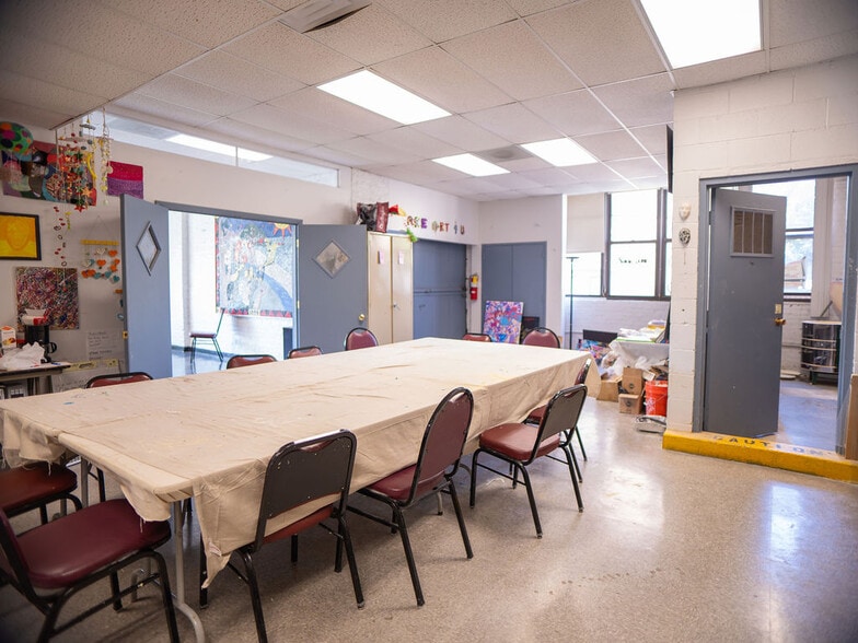 More Photos Of 5710 N Broadway St, Chicago Office Residential For Sale