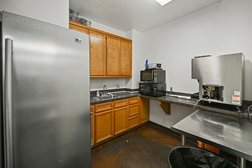 More Photos Of 20204 Schiel Rd, Cypress Warehouse For Sale