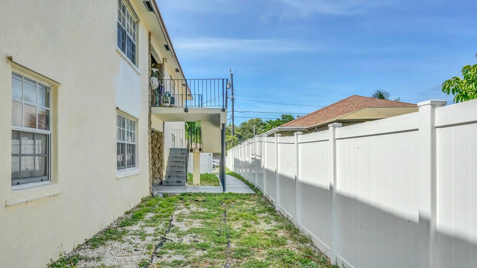More Photos Of 715 Washington Ave, Lake Worth Apartments For Sale
