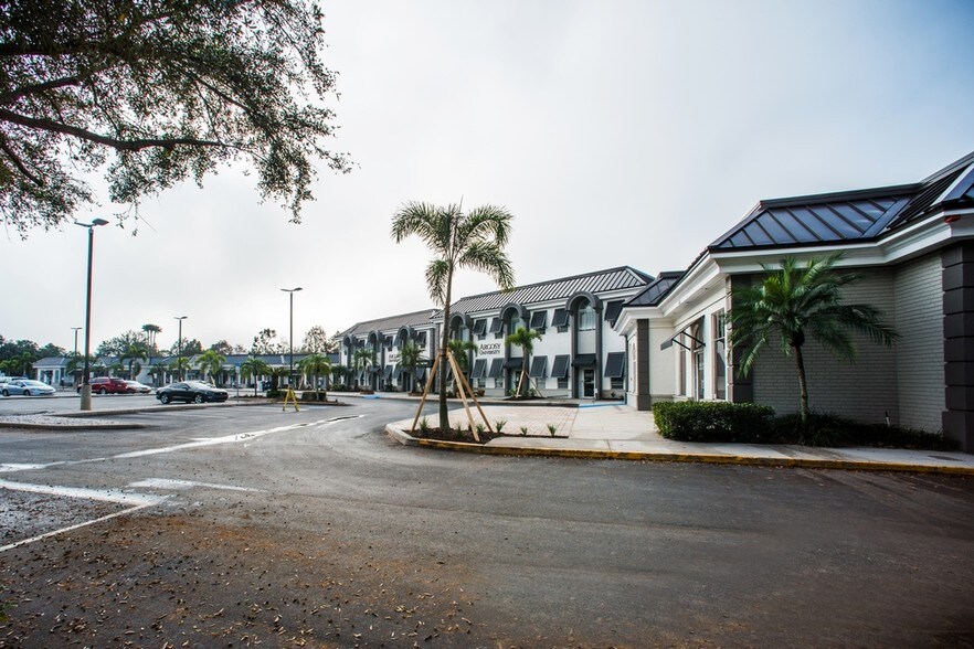 More Photos Of 5250 17th St, Sarasota Office For Lease