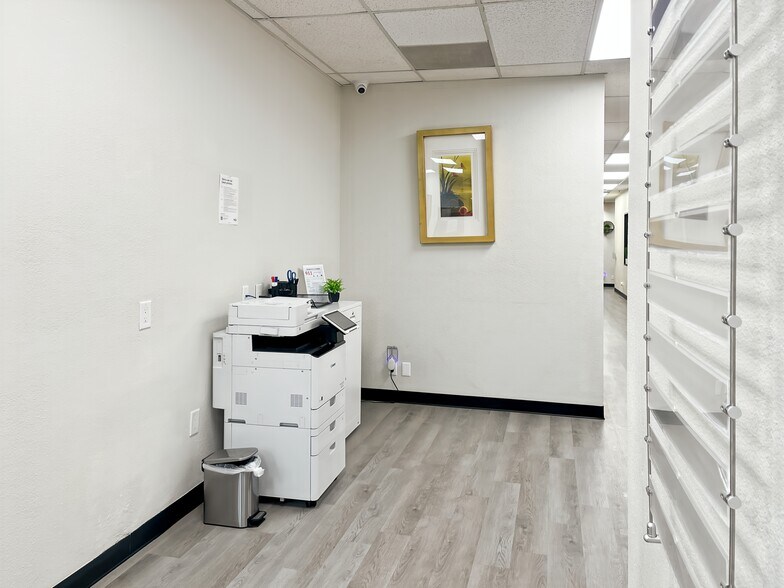 More Photos Of 27125 Sierra Hwy, Santa Clarita Coworking Space