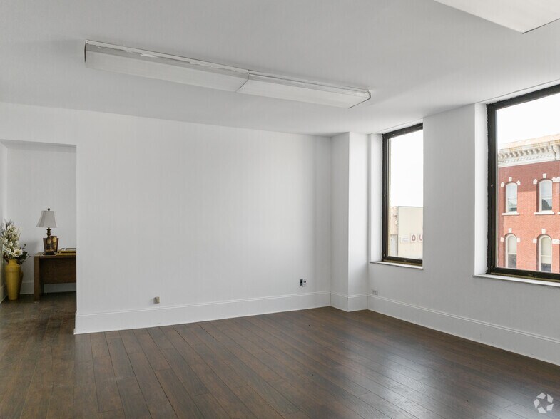 More Photos Of 931 Noble St, Anniston Office For Sale